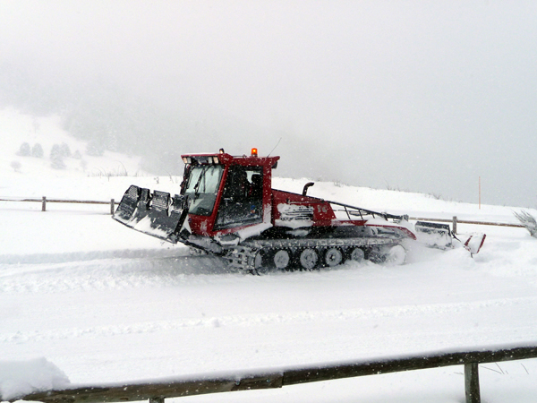 La dameuse prepare les pistes de ski de fond de l espace nordique