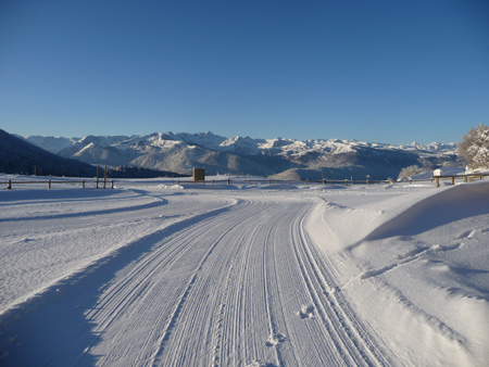 Une piste de ski de fond de l'espace nordique du Chioula et le panorama sur les Pyrnes